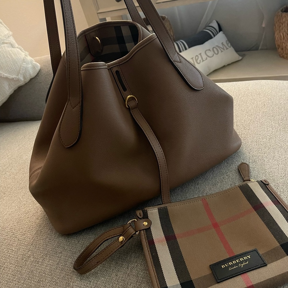 Selling this Burberry tote bag with wristlet